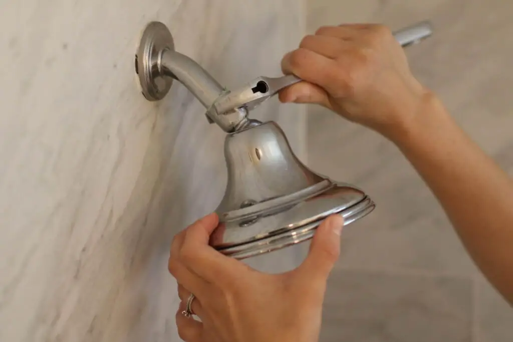 How to remove stuck showerhead? Steps